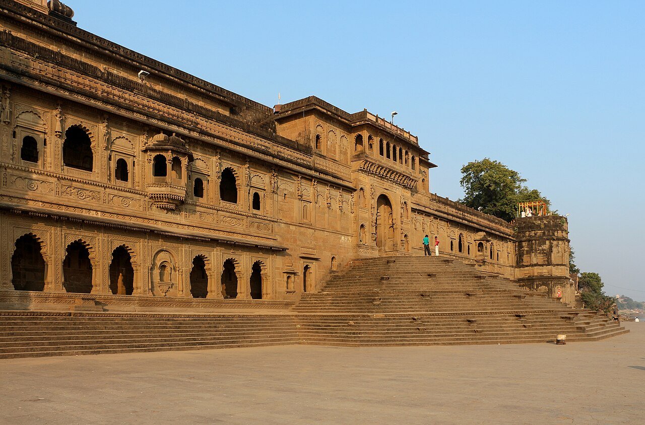 Maheshwar Heritage Tour: Ahilya Fort, Narmada Ghats & Ahilyabai Legacy