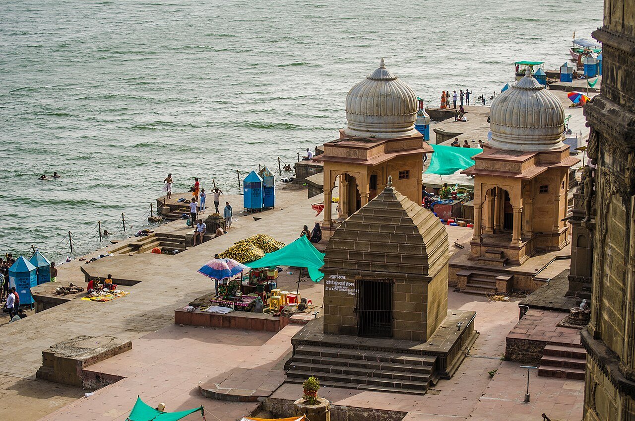 Narmada River Maha Aarti at Omkareshwar: Evening Sacred Lamp Rituals